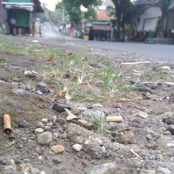 Puntung rokok berceceran di pinggir jalan di Kampung Gendingan, Jebres, Solo. Foto diambil pada Selasa (23/6/2020). (Fajar Nur Annisa)